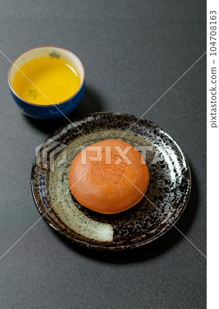 日式點心銅鑼燒 濕潤蓬鬆的麵團中間夾著大量豆沙的美味日式點心 104708163