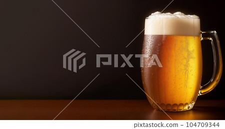 帶有大黑邊啤酒杯的櫃檯 AI 圖像 104709344