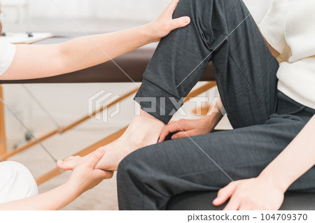 亞洲婦女和醫生/物理治療師在醫院/骨科接受腿部損傷康復治療 亞洲婦女和醫生/物理治療師在醫院/骨科接受腿部損傷康復治療 104709370