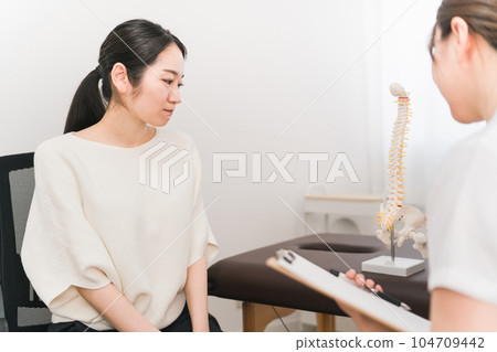 在骨科診所/骨科診所檢查、諮詢和諮詢盆腔疾病的物理治療師/按摩老師的女性(困擾/擔心) 在骨科診所/骨科診所檢查、諮詢和諮詢盆腔疾病的物理治療師/按摩老師的女性(困擾/擔心) 104709442
