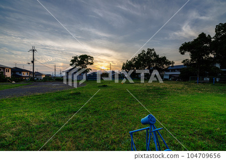 城市公園的夏天 多雲,有時晴 公園裡的馬看著夕陽西下 ② 城市公園的夏天 多雲,有時晴 公園裡的馬看著夕陽西下 ② 104709656