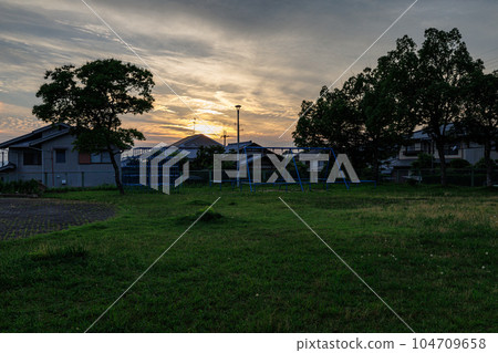 城市公園的夏天 多雲,有時晴 雲彩染上夕陽的色彩,鋪滿了公園 城市公園的夏天 多雲,有時晴 雲彩染上夕陽的色彩,鋪滿了公園 104709658