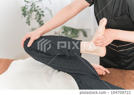 一位在整骨診所擔任物理治療師、按摩師和矯正骨盆的治療師的女性 一位在整骨診所擔任物理治療師、按摩師和矯正骨盆的治療師的女性 104709722