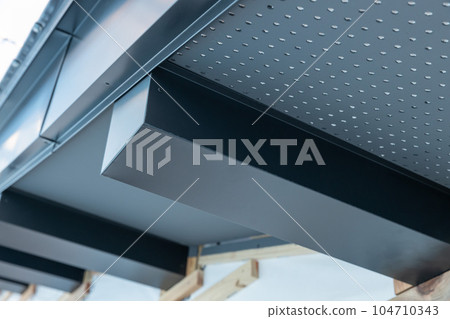 新房施工現場外樑的金屬板纏繞 104710343