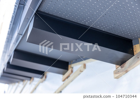 新房施工現場外樑的金屬板纏繞 104710344