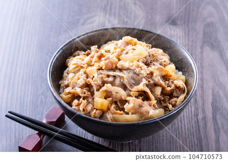 吃牛肉碗 104710573