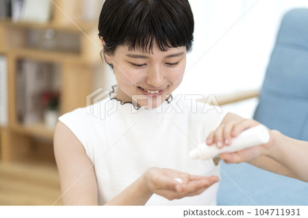 Young woman painting sunscreen 104711931