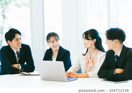 男性和女性業務團隊在明亮的辦公室開會 104712256