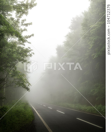 福島縣郡山市濃霧中的山口路 福島縣郡山市濃霧中的山口路 104712376