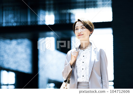Business woman commuting career woman Business woman commuting career woman 104712606