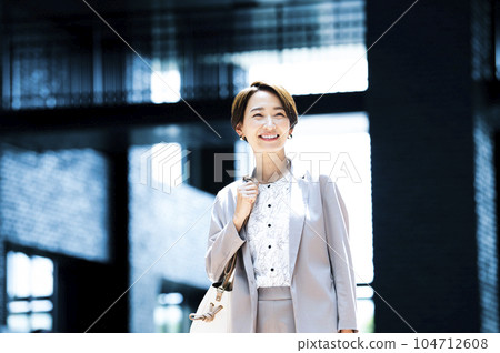Business woman commuting career woman 104712608