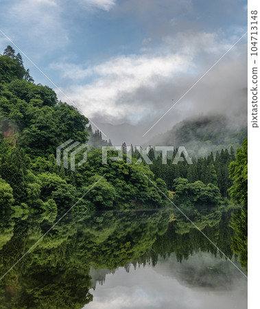 福島縣只見町 只見川和晨霧的倒影 福島縣只見町 只見川和晨霧的倒影 104713148