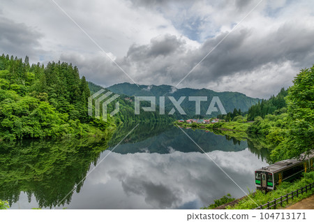 福島縣只見町 只見川和晨霧的倒影 104713171