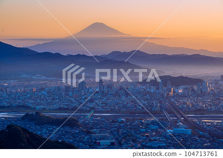 清晨的陽光下的靜岡市和夏天的富士山 104713761