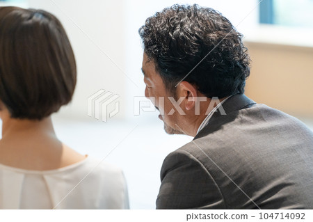 Business person having a meeting (sales, meeting, meeting) Business person having a meeting (sales, meeting, meeting) 104714092