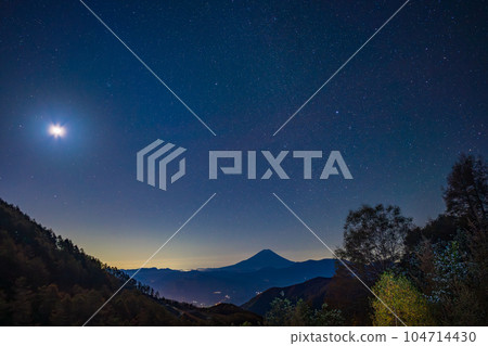 （山梨縣）從池塘的茶館林道，星空和富士山 104714430