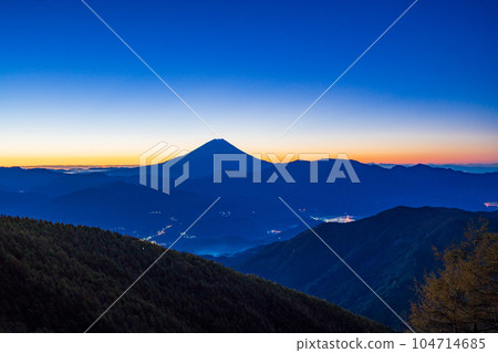 (Yamanashi Prefecture) Autumn leaves of Mt. Kushigata and Mt. Fuji before sunrise (Yamanashi Prefecture) Autumn leaves of Mt. Kushigata and Mt. Fuji before sunrise 104714685