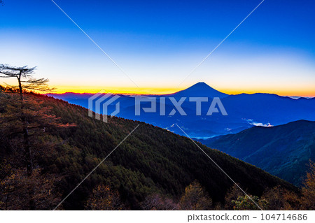 (Yamanashi Prefecture) Autumn leaves of Mt. Kushigata and Mt. Fuji before sunrise 104714686