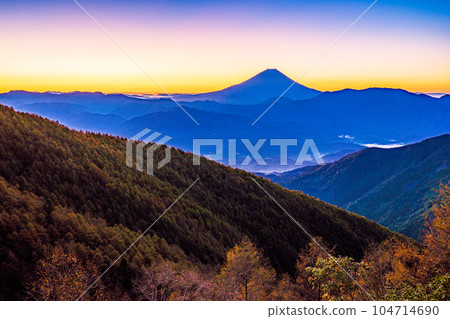 (Yamanashi Prefecture) Autumn leaves of Mt. Kushigata and Mt. Fuji before sunrise (Yamanashi Prefecture) Autumn leaves of Mt. Kushigata and Mt. Fuji before sunrise 104714690