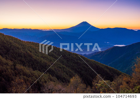 (Yamanashi Prefecture) Autumn leaves of Mt. Kushigata and Mt. Fuji before sunrise 104714693