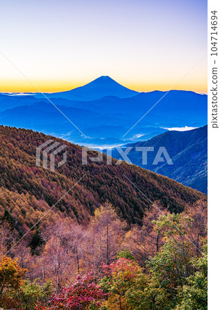 (Yamanashi Prefecture) Autumn leaves of Mt. Kushigata and Mt. Fuji before sunrise 104714694