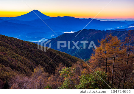 （山梨縣）日出前的串形山和富士山的紅葉 104714695
