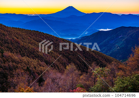 （山梨縣）日出前的串形山和富士山的紅葉 104714696