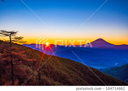 (Yamanashi Prefecture) Mt. Fuji sunrise seen from Mt. Kushigata in autumn colors 104714862