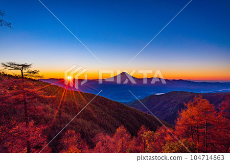 （山梨縣）從串形山看到的富士山日出，秋天的色彩 104714863