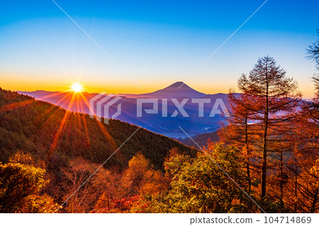 (山梨縣)從串形山看到的富士山日出,秋天的色彩 (山梨縣)從串形山看到的富士山日出,秋天的色彩 104714869