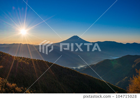 (Yamanashi Prefecture) Mt. Fuji through the autumn leaves of Mt. Kushigata (Yamanashi Prefecture) Mt. Fuji through the autumn leaves of Mt. Kushigata 104715028