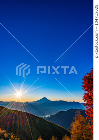（山梨縣）透過櫛形山的秋葉欣賞富士山 104715029