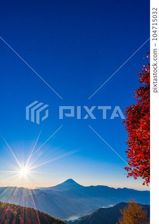 (Yamanashi Prefecture) Mt. Fuji through the autumn leaves of Mt. Kushigata (Yamanashi Prefecture) Mt. Fuji through the autumn leaves of Mt. Kushigata 104715032