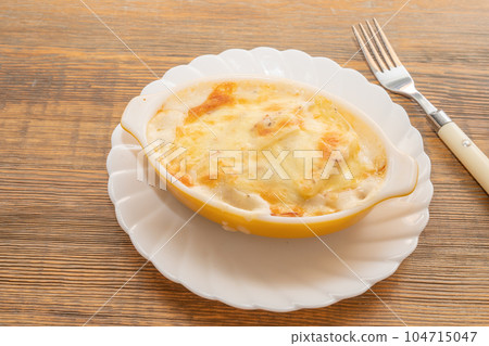 homemade potato gratin 104715047