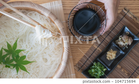 An image of eating somen noodles in a wooden bucket 104715694