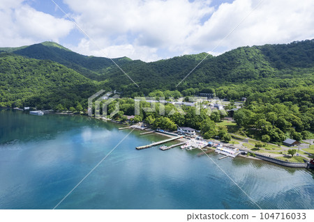夏季支笏湖鳥瞰圖（湖濱公園、觀光船、遊船平台） 104716033
