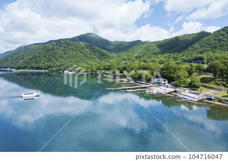 夏季支笏湖鳥瞰圖(湖濱公園、觀光船、遊船平台) 夏季支笏湖鳥瞰圖(湖濱公園、觀光船、遊船平台) 104716047