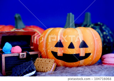 jack-o-lanterns and sweets 104716068