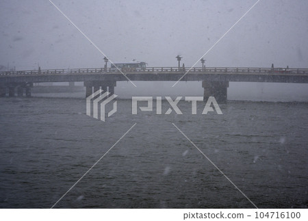 Matsue Ohashi Bridge in winter 104716100