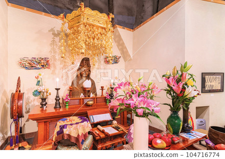 [Kanagawa/Kamakura] A stray white-robed Kannon Bodhisattva and a gorgeous canopy in the chapel of Ofuna Kannonji. 104716774