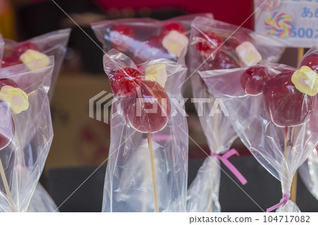 Candy apple candy stall candy summer vacation gourmet fruit skewers festival Candy apple candy stall candy summer vacation gourmet fruit skewers festival 104717082