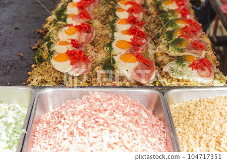 Okonomiyaki, food, tamagoyaki, cooking, festivals, stalls, stalls, cooking, Japanese food, teppanyaki, yakisoba 104717351