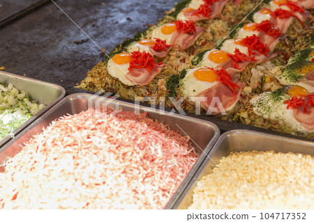 Okonomiyaki, food, tamagoyaki, cooking, festivals, stalls, stalls, cooking, Japanese food, teppanyaki, yakisoba 104717352