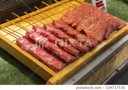 節日檔口牛排豬舌牛肉牛串烤牛肉串檔口攤市集 節日檔口牛排豬舌牛肉牛串烤牛肉串檔口攤市集 104717538