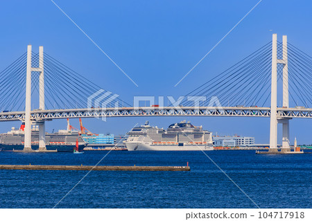 伊麗莎白女王號和MSC Bellissima號停靠在神奈川縣橫濱市大黑碼頭客運碼頭 104717918