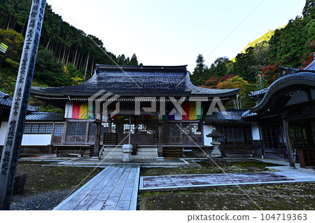 Autumn leaves of Uto Kannon 104719363
