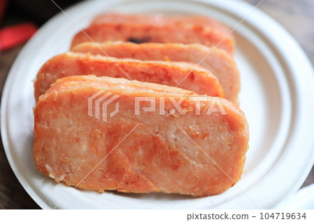 烤午餐肉 104719634