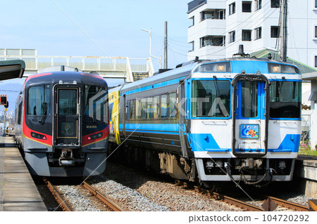 特急漩渦號（JR四國2600系、木葉185系）在屋島站交匯 104720292