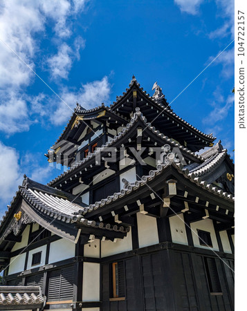 藍天映襯下的高田城三重塔樓 104722157
