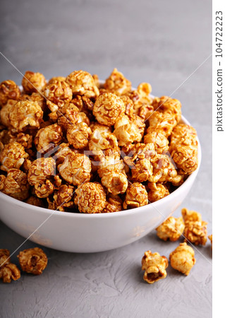 Caramel popcorn in a bowl 104722223